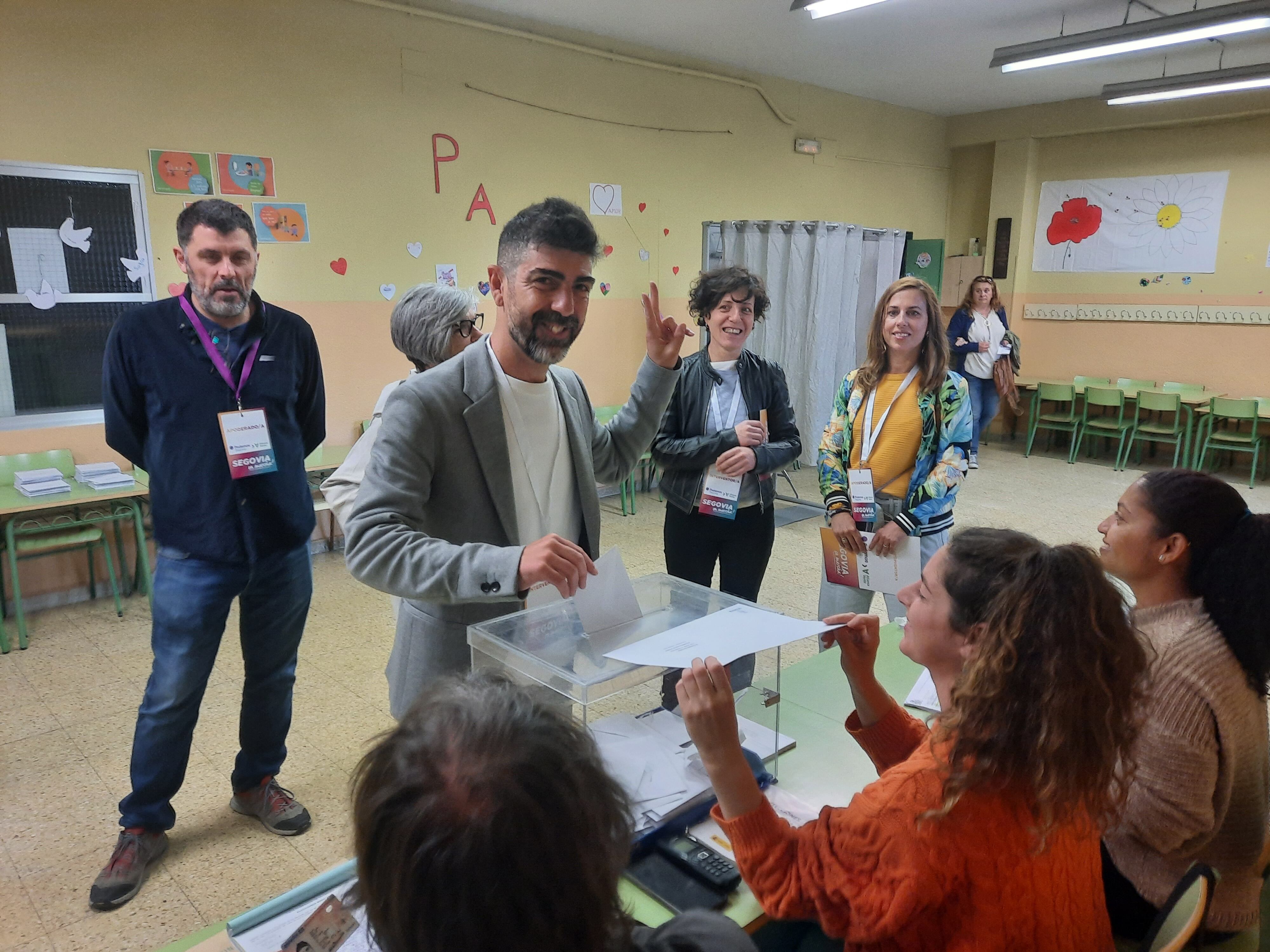 El candidato de Segovia en Marcha a la alcaldía de la capital Guillermo San Juan votaba en el Colegio Martín Chico