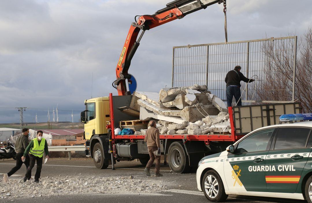 Ha sido necesario cortar el tráfico para retirar la carga