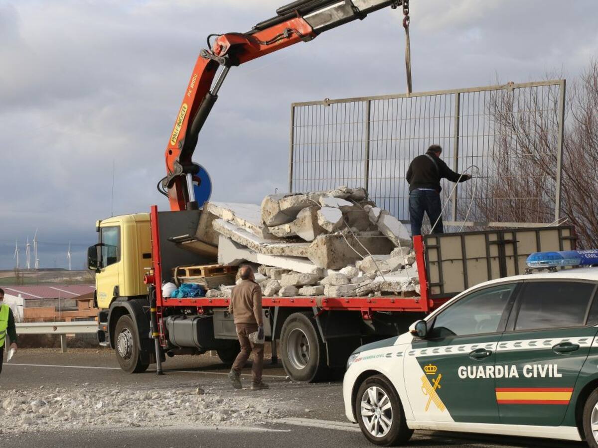 La caída de la carga de un camión inutiliza un carril de la A-65 a la altura de Villalobón
