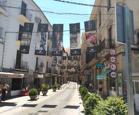 En la céntrica calle Doctor Muñoz cuelga los carteles de los 24 festivales