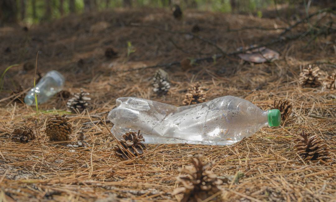 Una botella de plástico.