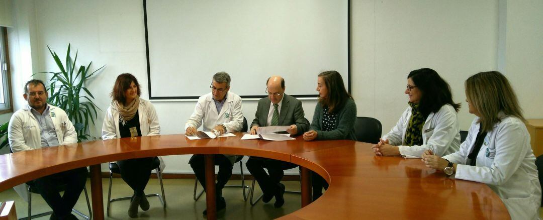 El CHUAC y la AECC firman un convenio de colaboración para poner en marcha un programa de voluntariado 