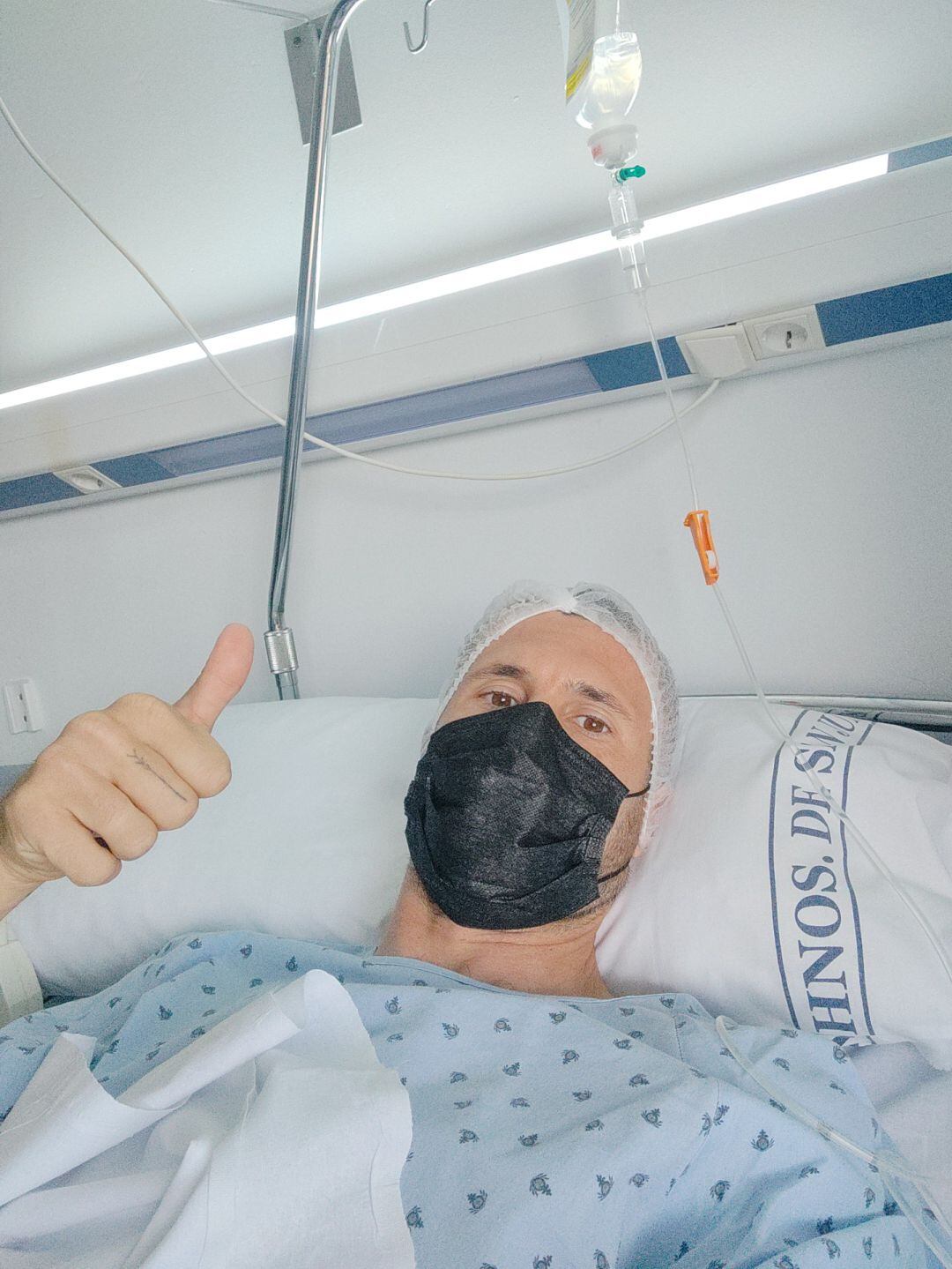 Álex Colorado tras haber sido operado de su rodilla