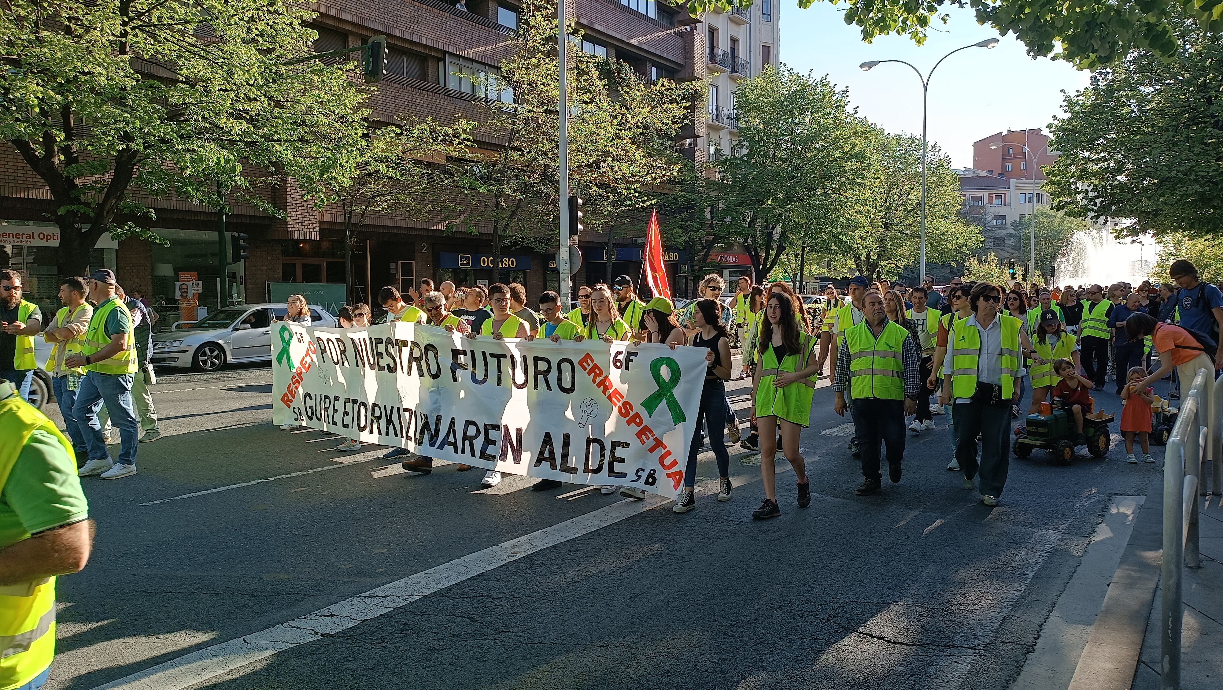 Agricultores y ganaderos navarros en la Plaza del Castillo de Pamplona en la marcha en defensa del sector.