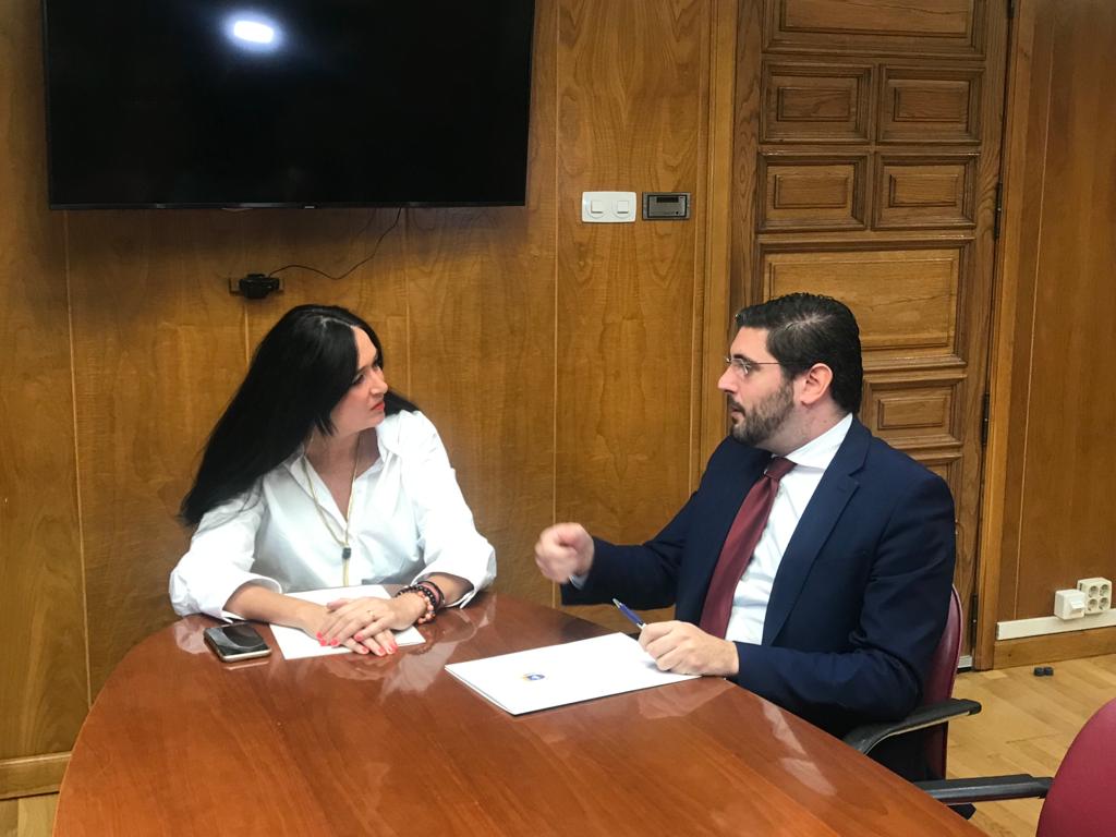 Lorena Orduna durante su reunión con Alejandro Nolasco, vicepresidente 1º del Gobierno de Aragón y consejero de Desarrollo Territorial, Despoblación y Justicia