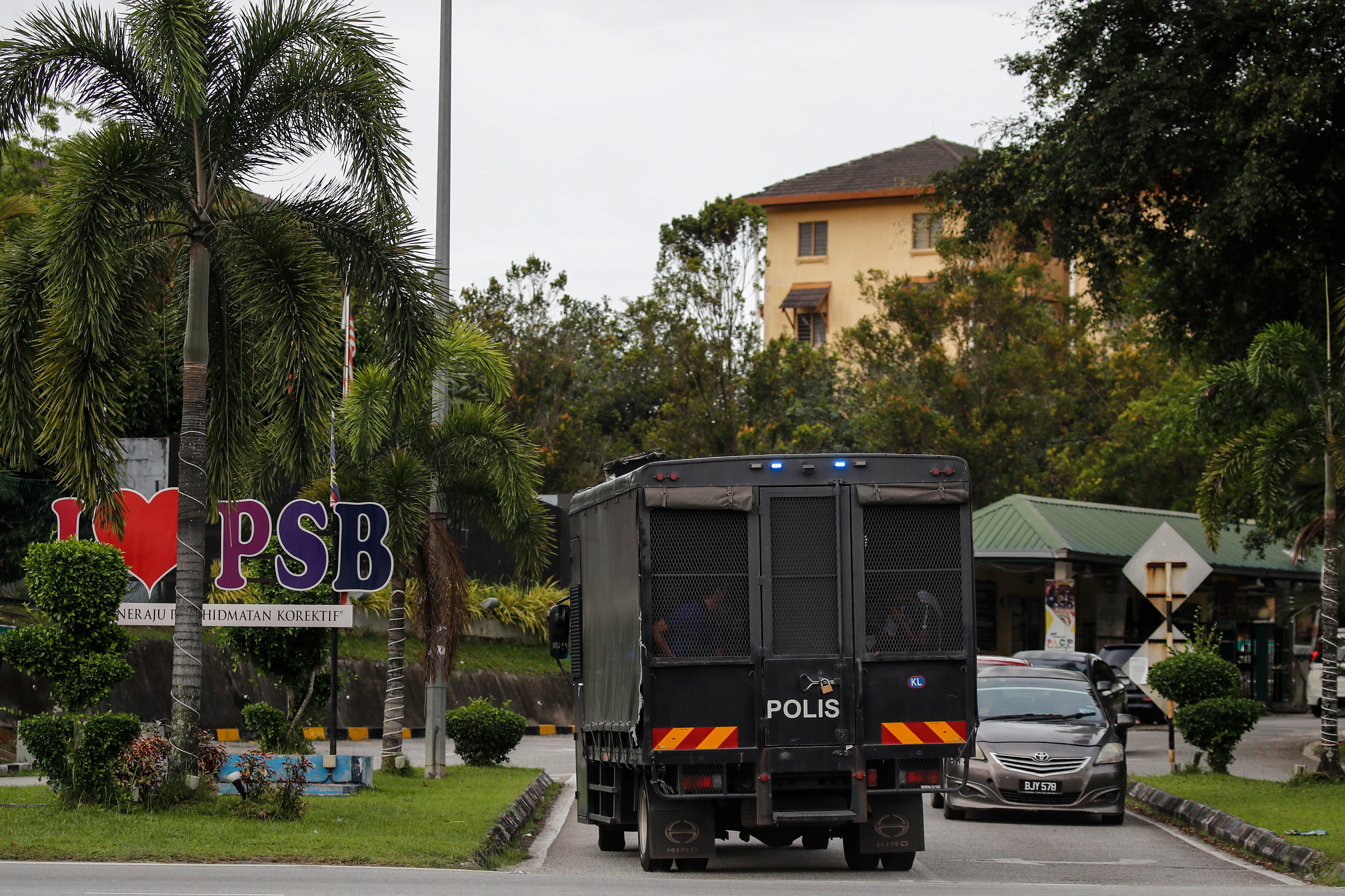 Un coche de la policía real de Malasia, haciendo su entrada en la prisión de Sungai Buloh