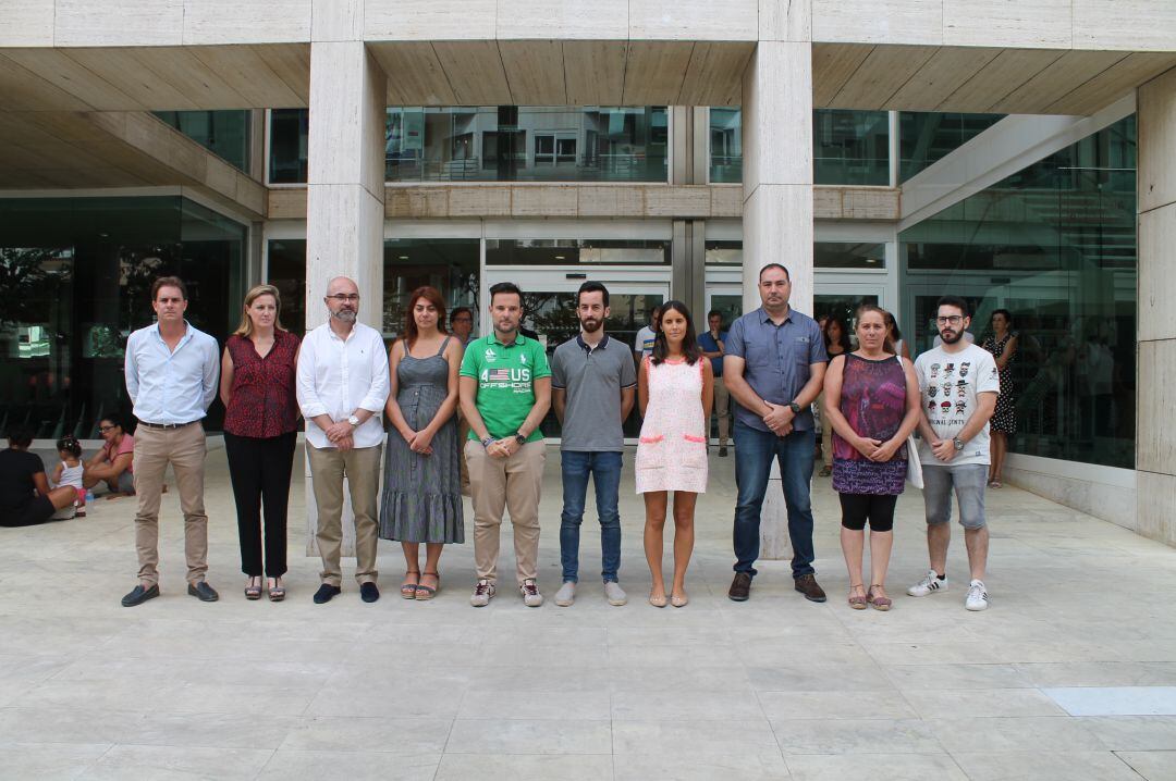 Imagen del minuto de silencio en el Consell de Ibiza