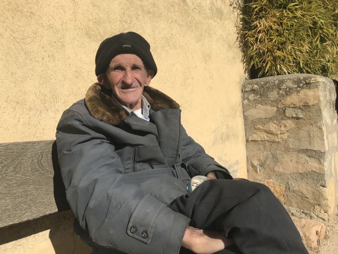 César Morillas, tomando el sol en su pueblo, Ribatajada (Cuenca).