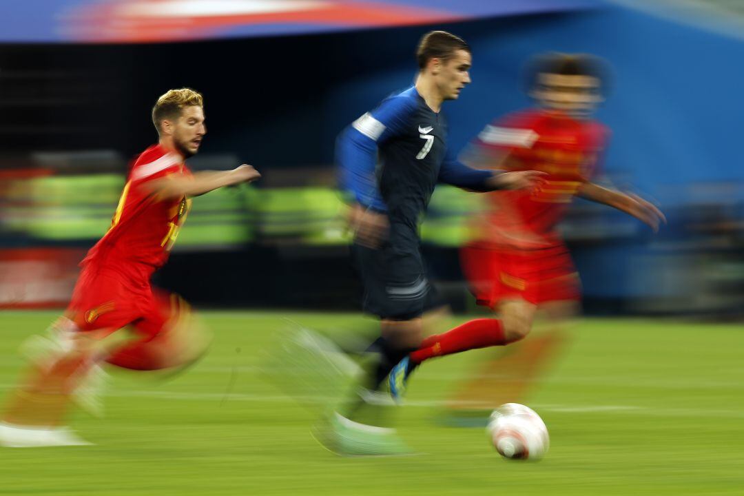 Griezmann, entre dos jugadores belgas durante el Mundial de Rusia.