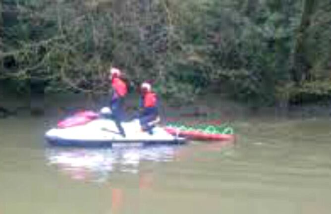 Unidades de la Ertzaintza rastreando el Urumea
