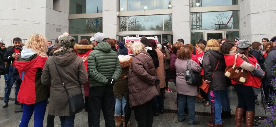 Las protestas de los trabajadores, dentro y fuera del Pleno, han vuelto a obligar a suspender la sesión