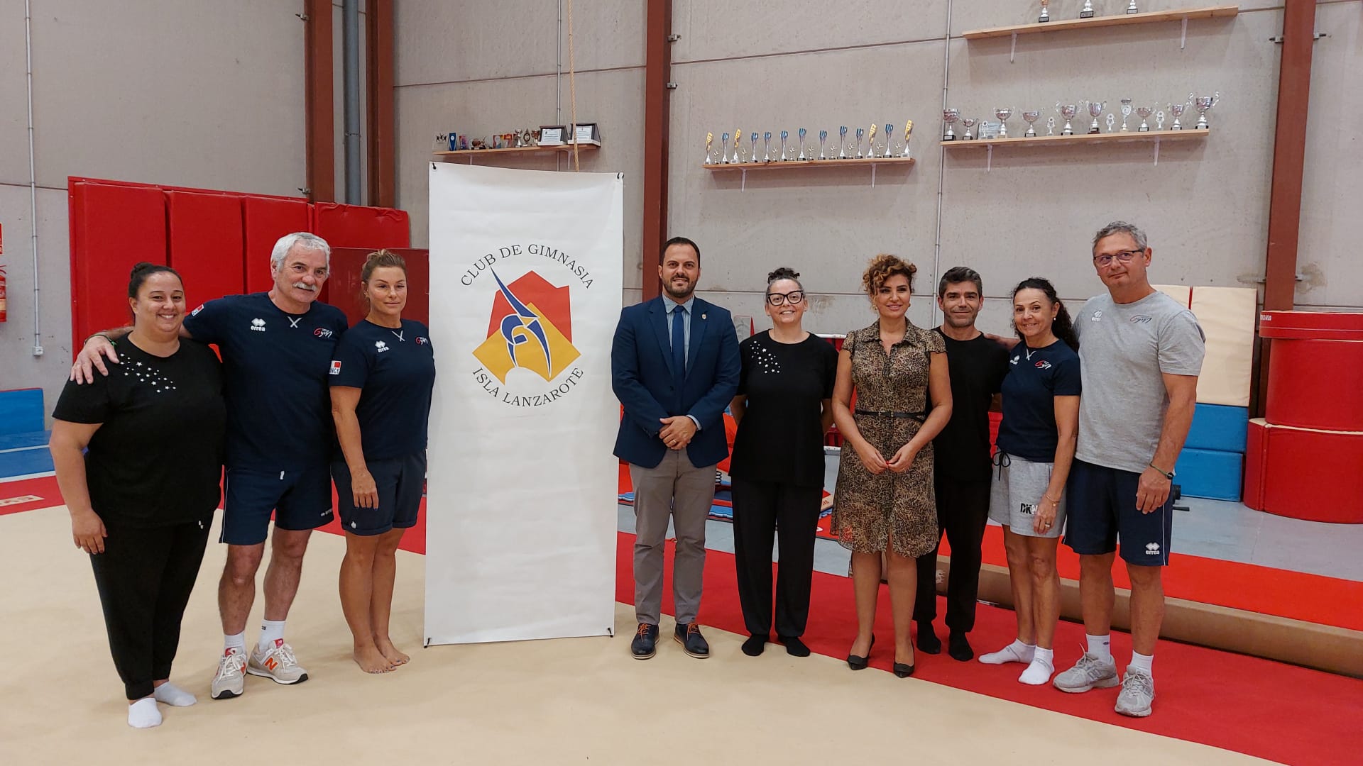 Preparadores Nacionales de Francia del Equipo Olímpico de Gimnasia Artística junto al alcalde de Arrecife, la concejal de Deportes, y representantes del Club de Gimnasia Isla de Lanzarote, hoy en Arrecife.