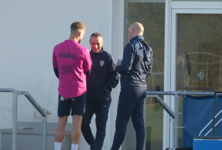 Oltra junto a su ayudante Francisco Blasco y el capitán Jorge Pulido