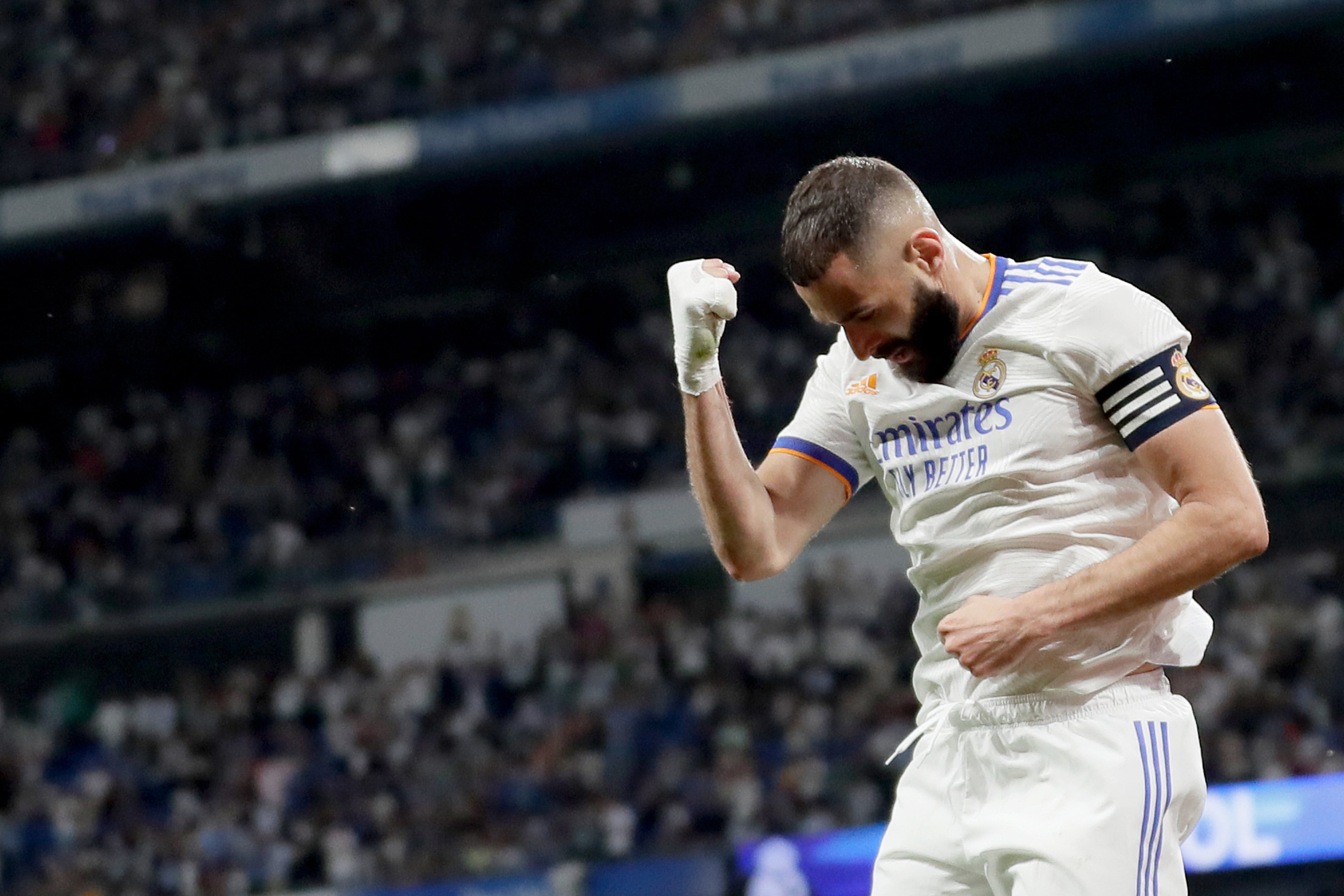 Benzema celebra uno de sus goles contra el Levante.