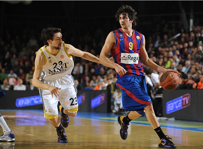 Ricky Rubio dirige el juego ante la presencia de Llull