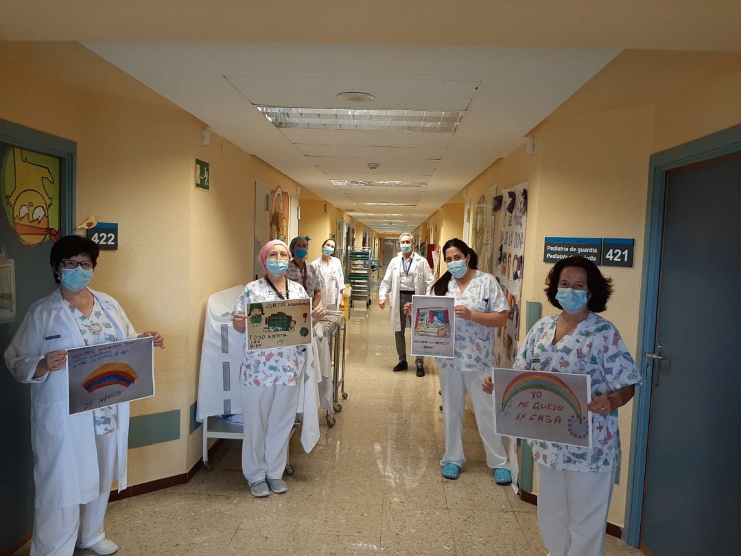 Imatge dels sanitaris de l&#039;hospital Lluís Alcanyís amb alguns dels dibuixos