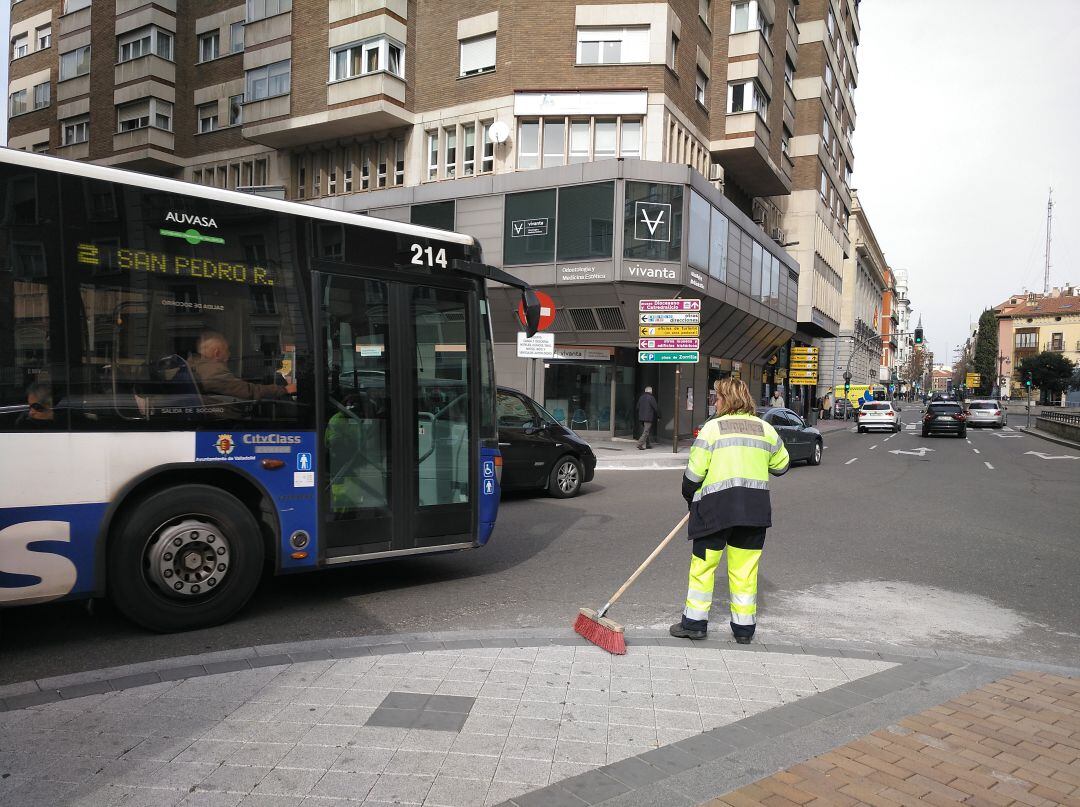 Una trabajadora del Servicio de Limpieza en la Plaza Madrid a las 12:00