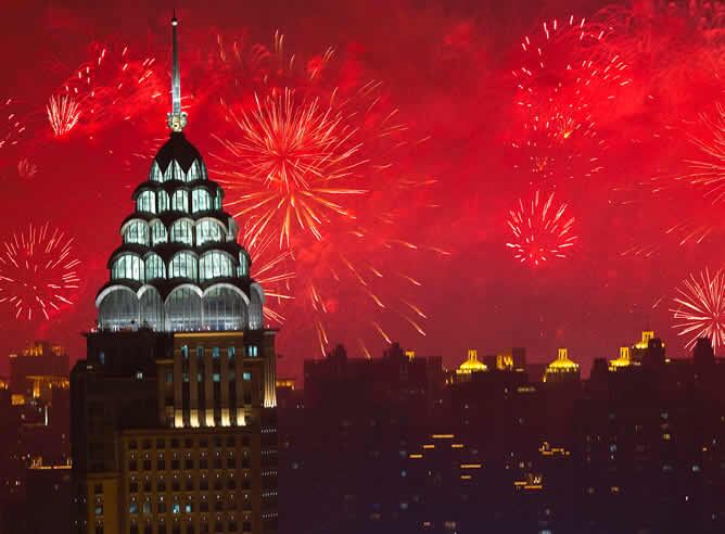 Fuegos artificiales en la ciudad de Shanghai durante la ceremonia de inauguración de la Expo 2010