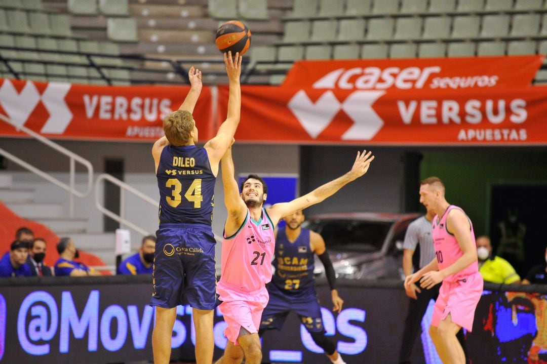 Triple de DiLeo ante Abrines en el UCAM-Barça