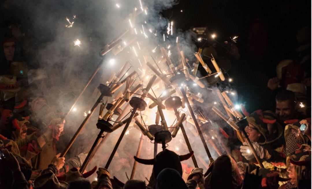 L'Aquelarre viu avui divendres una festa del foc amb la participació de diables i bèsties de tot Catalunya.