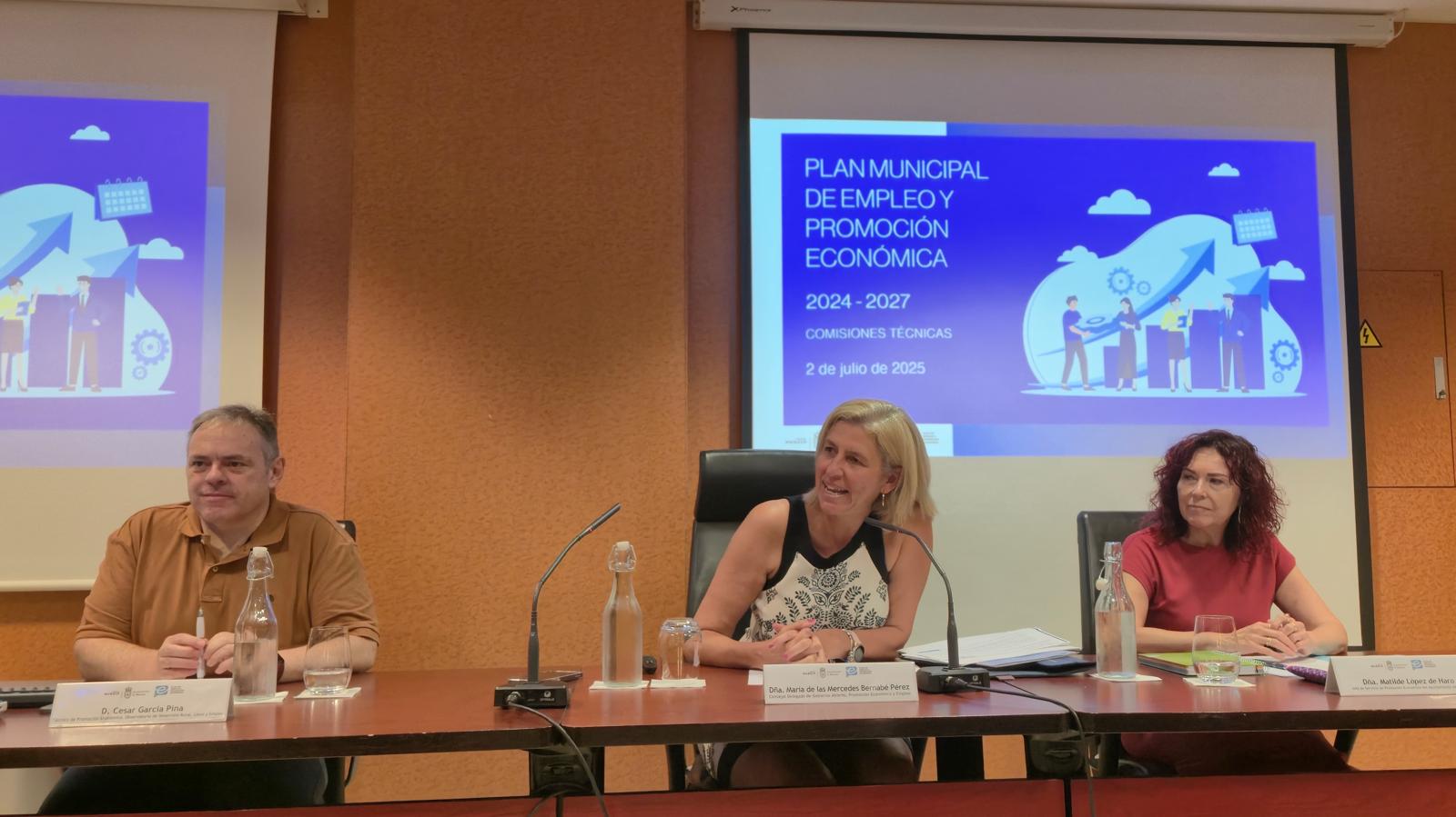 Mercedes Bernabé, concejala de Empleo, en la reunión de Comisiones Técnicas de Trabajo del Plan Municipal de Empleo