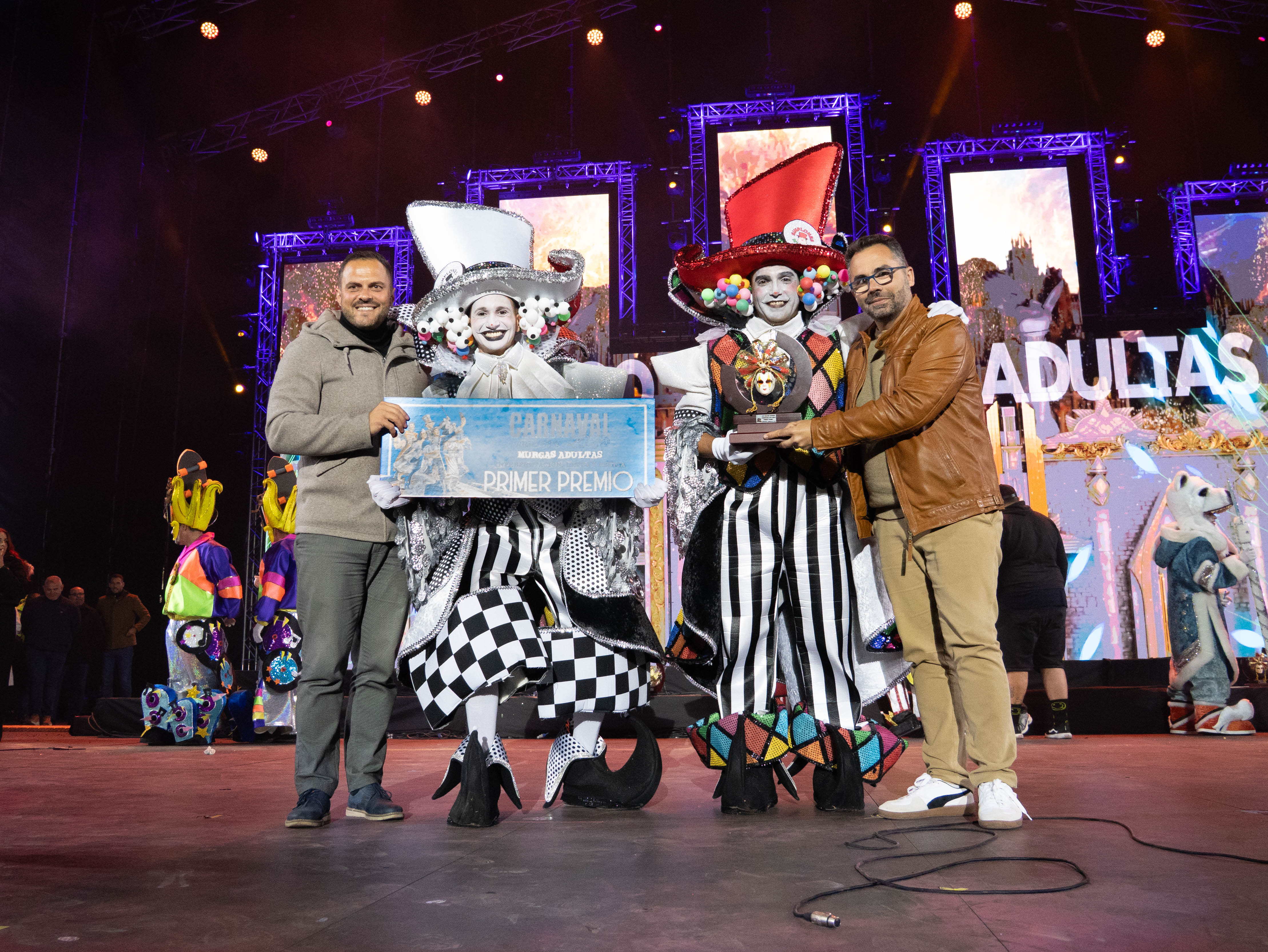 Los Simplones, recogiendo el Premio de Interpretación, Letra y Música del XXXV Concurso de Murgas Adultas del Carnaval de Arrecife.