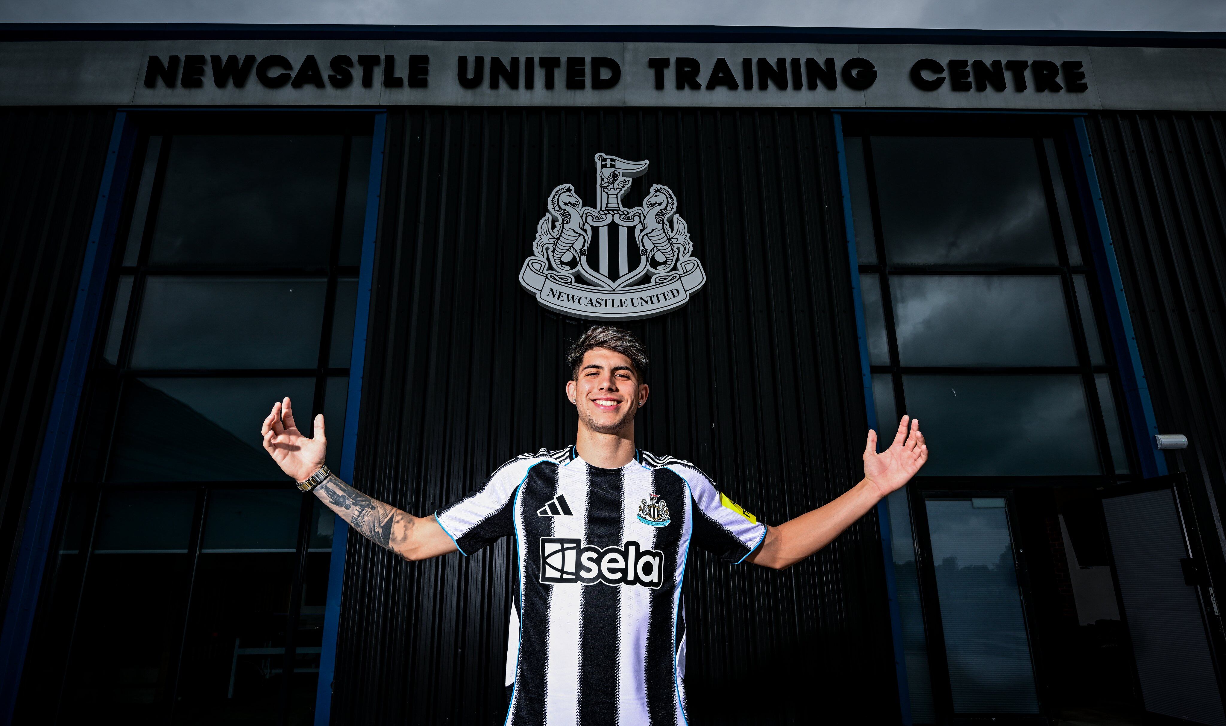 Antonio Cordero ya luce la camiseta del Newcastle United