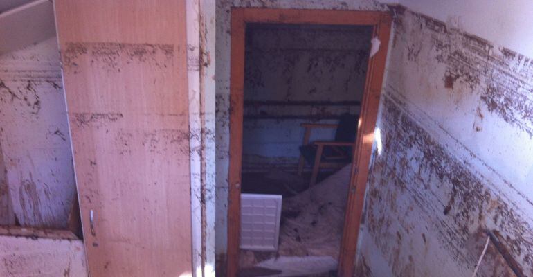 Imatge de l'interior d'una de les habitacions de la planta baixa, al semisotant, que va quedar anegada