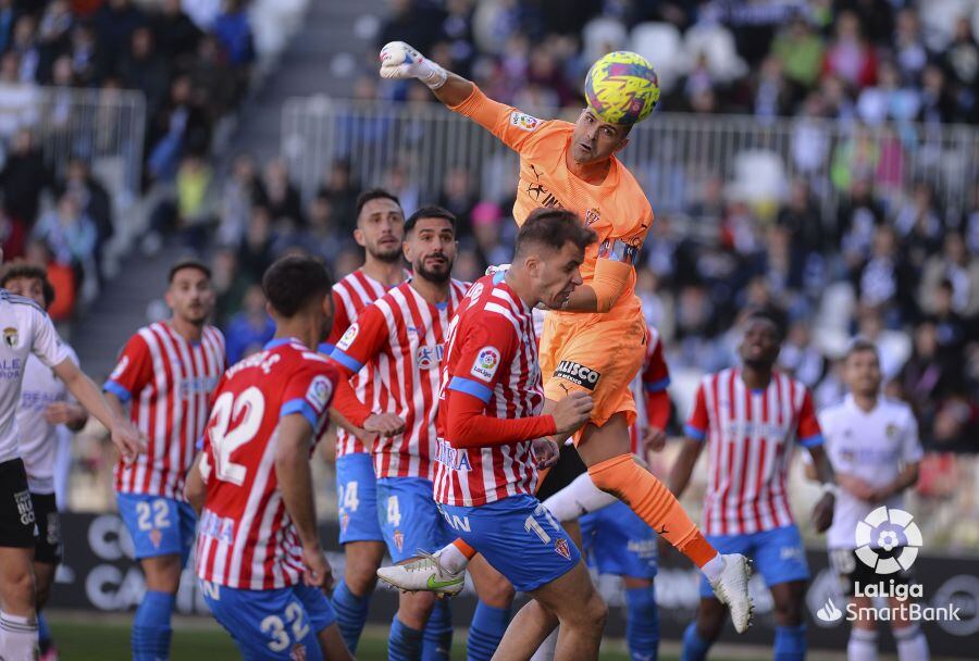 Cuéllar sale a despejar un balón en una acción defensiva del Sporting.