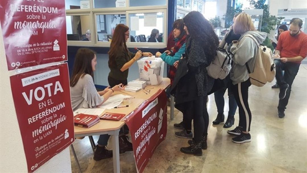 Estudiantes de la UAM, votando en la consulta simbólica.