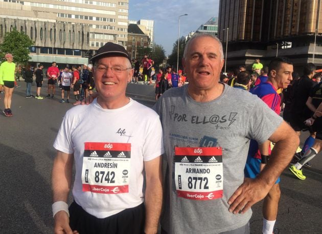 Armando Miguélez (a la izquierda) con otro corredor en la Maratón de Madrid