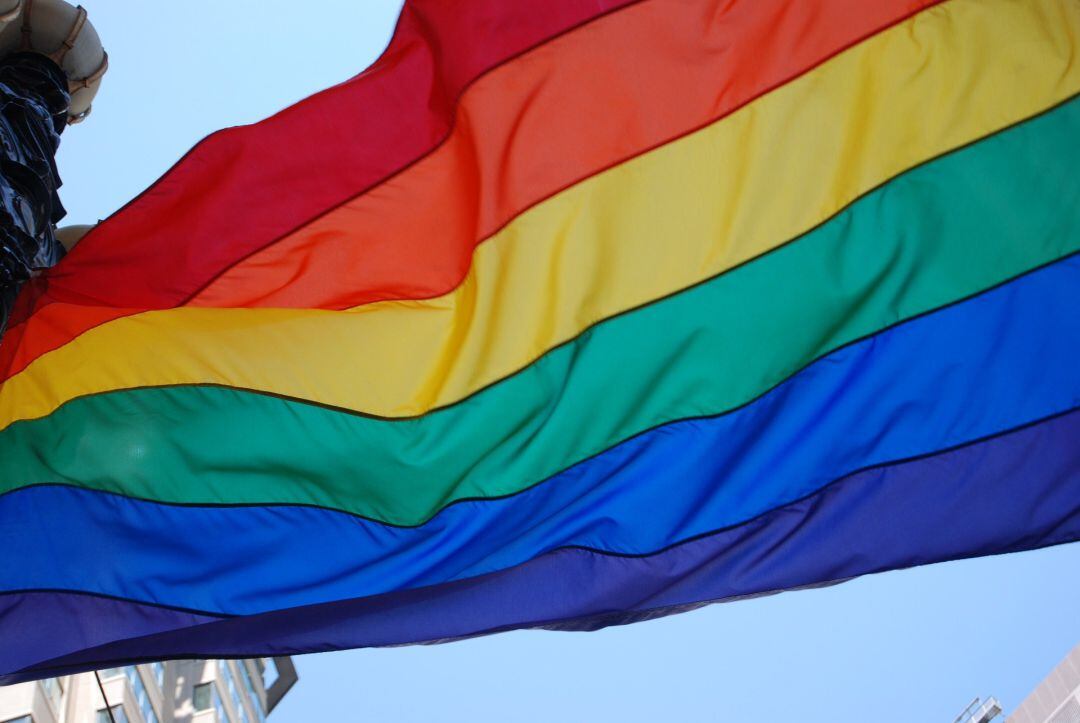 La bandera arco iris ondeando al viento 