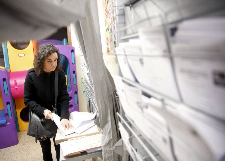 Amaia Zalakain, una persona con discapacidad visual afiliada a la ONCE, vota con la ayuda de un kit de voto accesible en un colegio electoral de San Sebastián