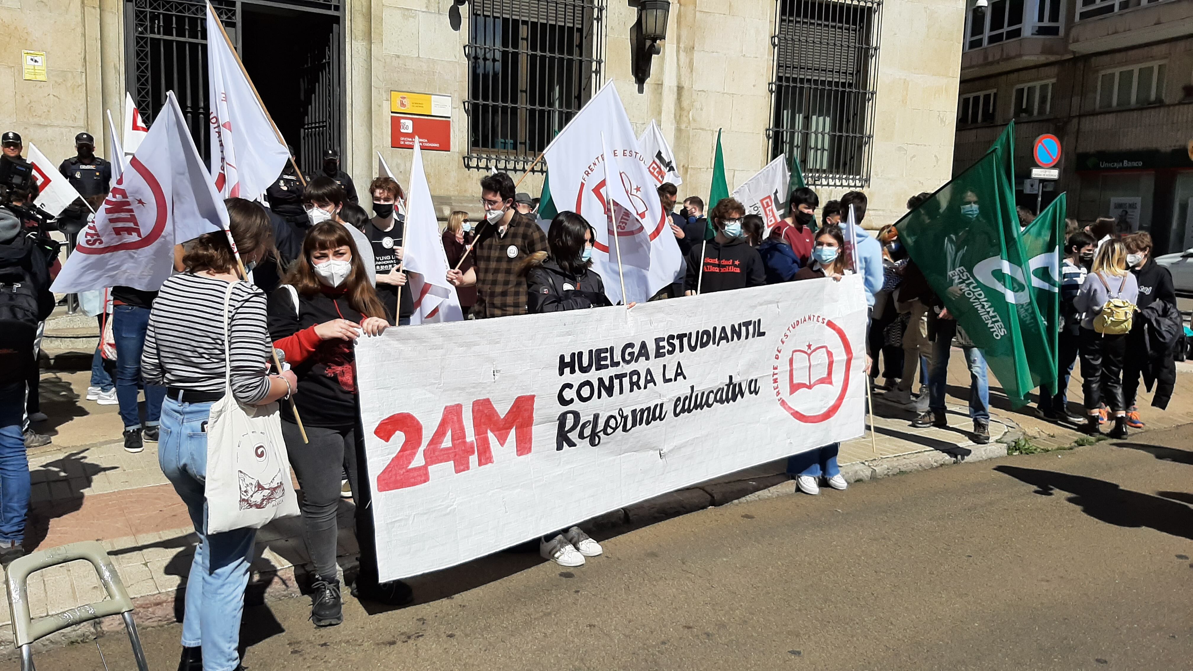 Un centenar de estudiantes se concentran ante la Subdelegación del Gobierno