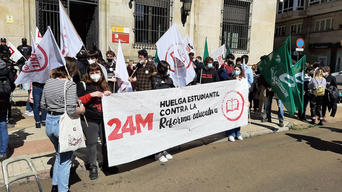 Más de 3.000 estudiantes de León secundan la huelga contra la reforma educativa del Gobierno
