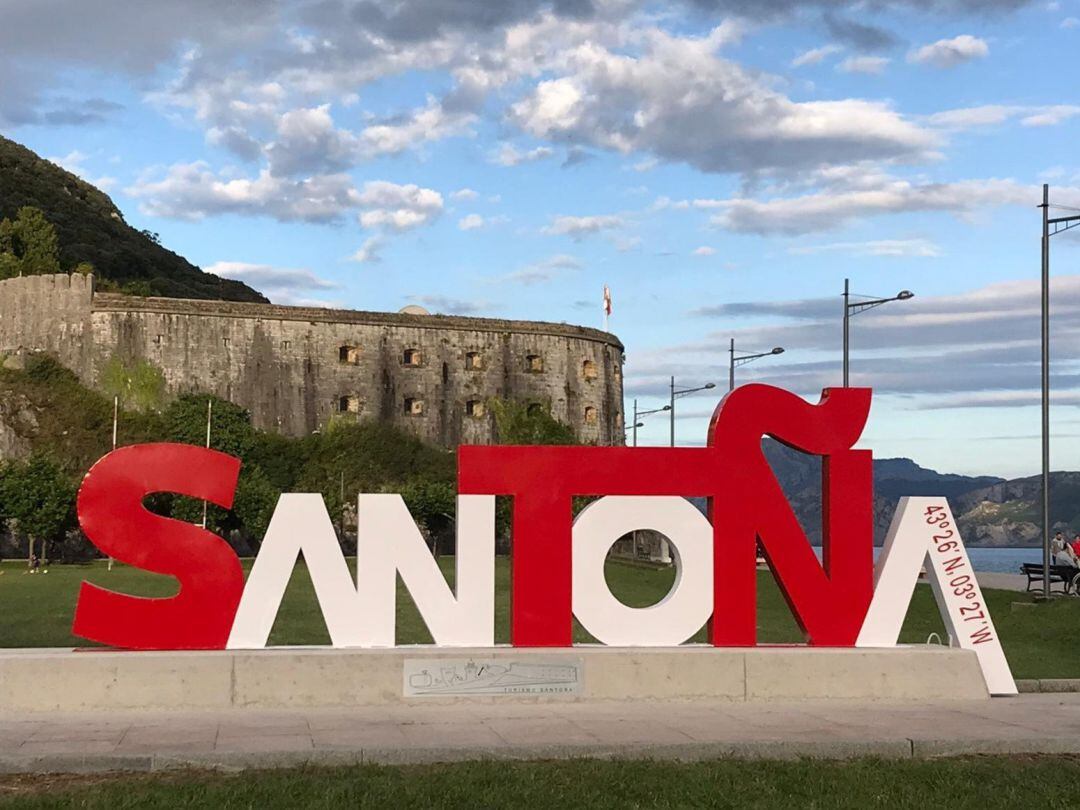 Se encontraba con problemas en el agua, tres personas le sacaron hasta la orilla y falleció en el centro de salud