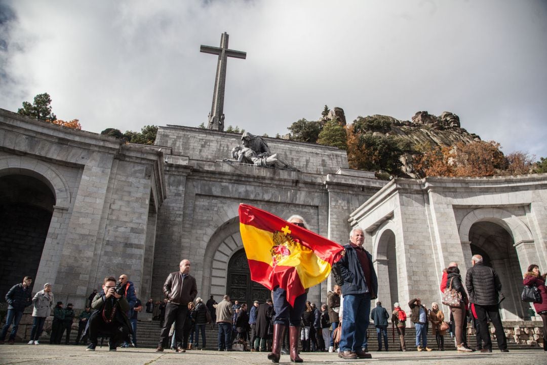 Nostálgicos del franquismo, en el Valle de los Caídos. 