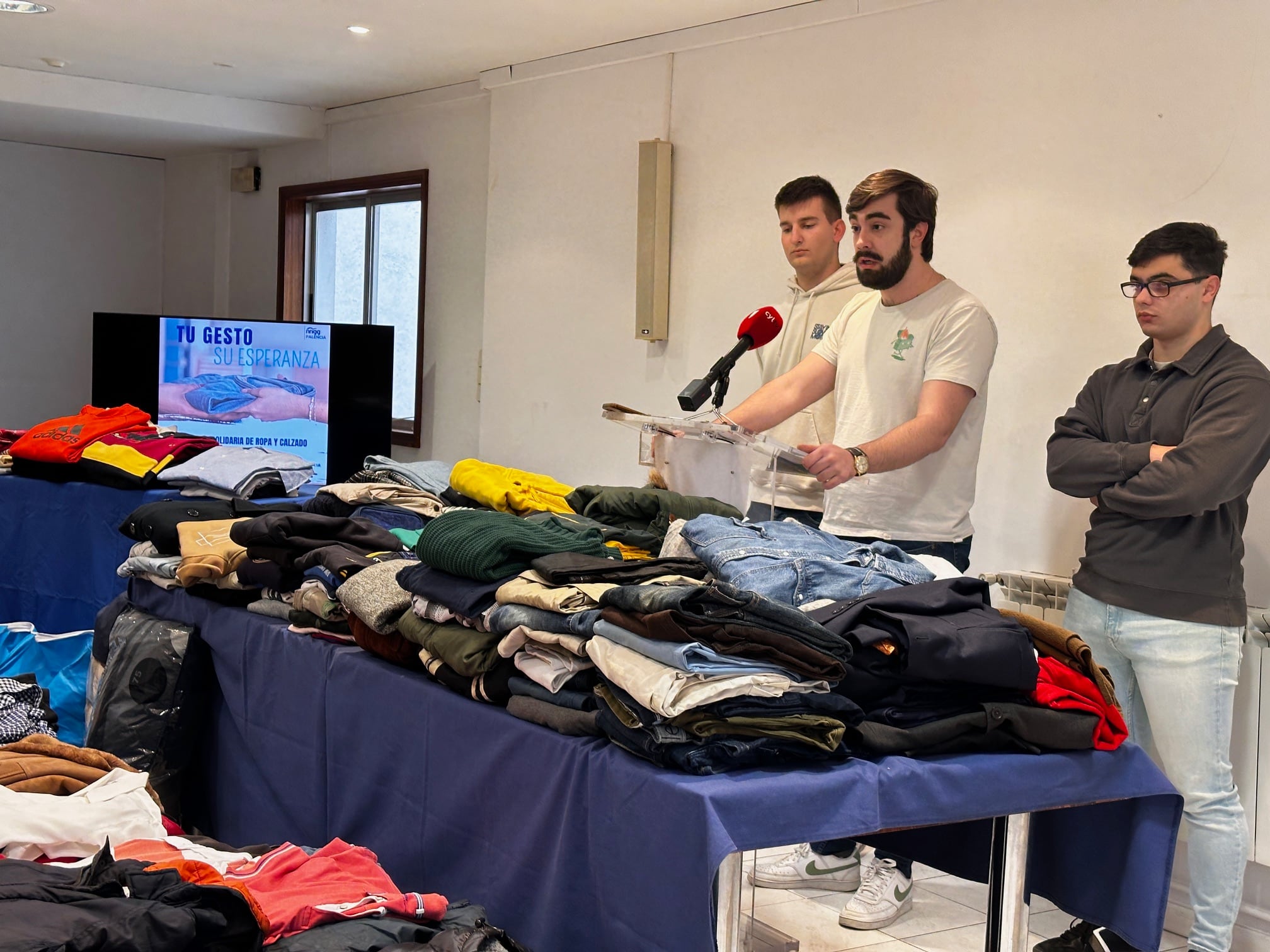 NNGG Palencia recauda más de 600 prendas de ropa en su recogida solidaria “Tu gesto, su esperanza”