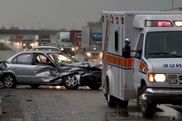 Archivo - Accidente de tráfico en autopista.