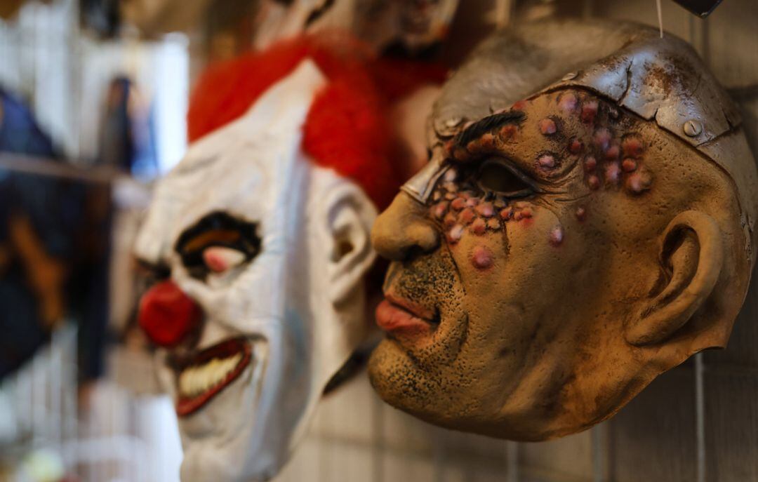 Máscaras de temática de Halloween colocadas en las instalaciones de la tienda de disfraces Maty, en Madrid, (España), a 31 de octubre de 2020. Este año, marcado por la pandemia del Covid-19, la Comunidad de Madrid ha señalado la necesidad de llevar mascarilla aunque se lleve máscara de Halloween, al tiempo que ha pedido evitar fiestas y reuniones en domicilios así como la actividad del 'truco o trato'. 