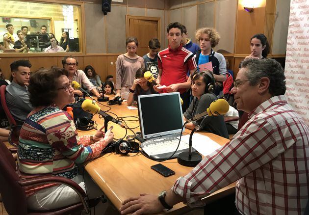 Margarita Paneque con los alumnos del IES Ítaca