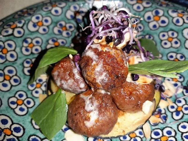 Kofta de ternera con salsa tahini y almendras tostadas