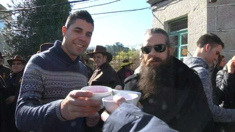 Los asistentes a las fiestas de San Blas disfrutando del &quot;buen comer y beber&quot;.