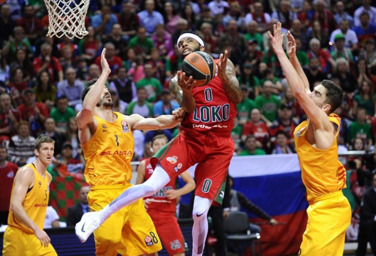 Malcolm Delaney, del Lokomotiv Kuban Krasnoda, ante Pau Ribas y Tomas Satoransky.