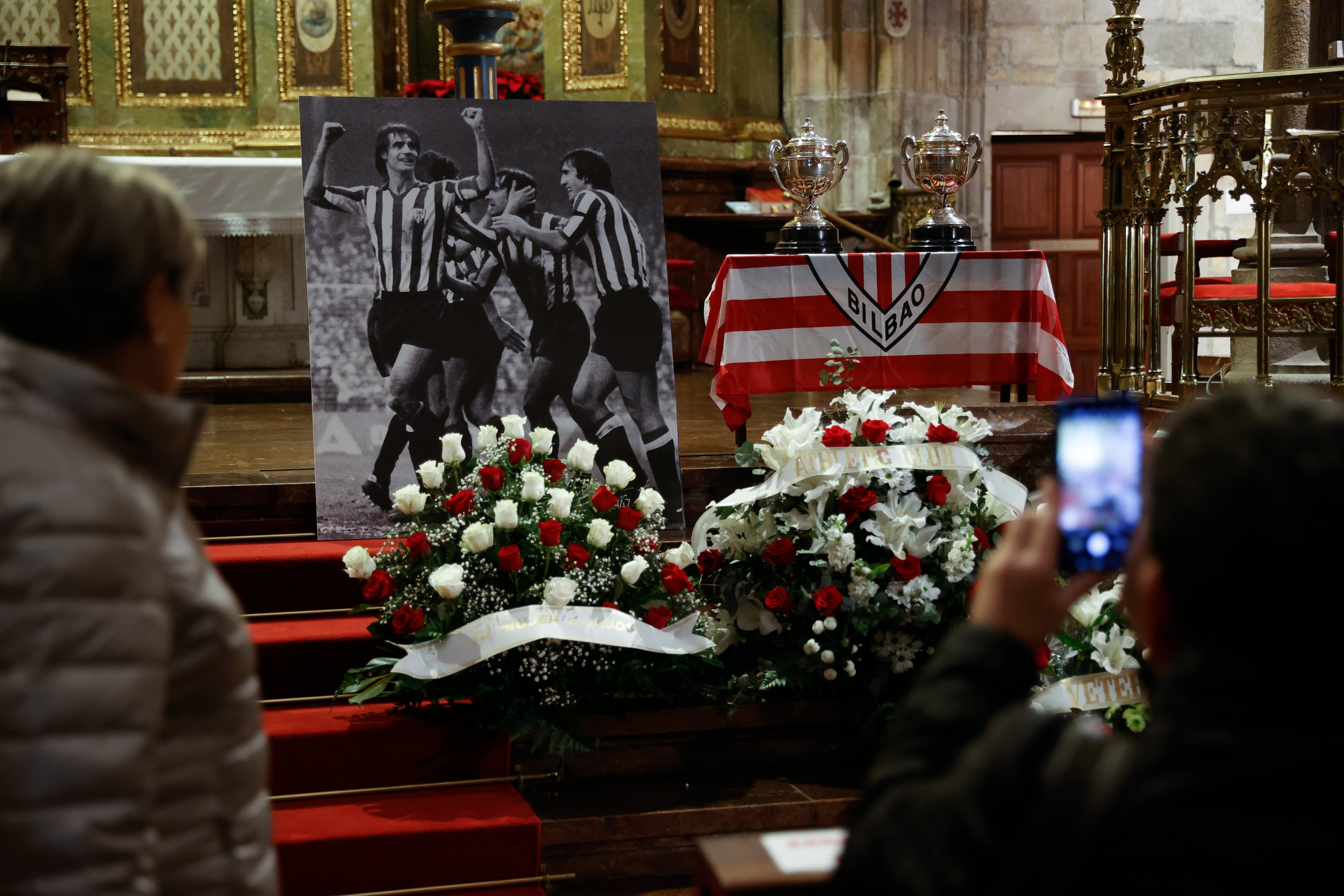 Un momento del funeral por el exjugador del Athletic Club Txetxu Rojo, fallecido el 23 de diciembre a los 75 años, este martes en la Basílica de Begoña de Bilbao. EFE/Miguel Toña