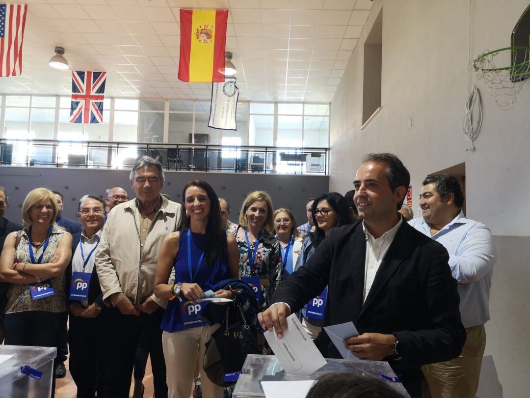 Antonio Saldaña, candidato del PP, ejerciendo su derecho al voto