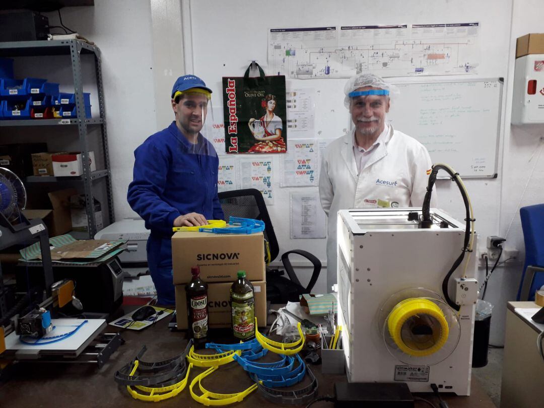 Miembros de Acesur trabajan en la fabricación de material para la protección de los sanitarios