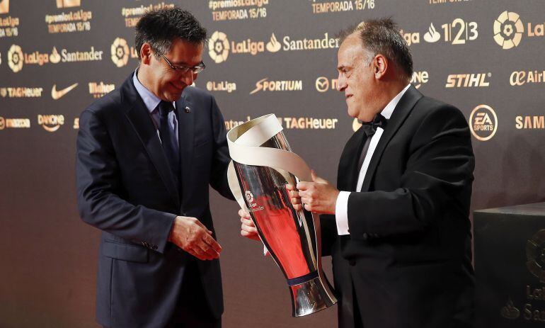 Javier Tebas le entrega a Bartomeu el premio a mejor equipo de La Liga de la temporada 2015-2016