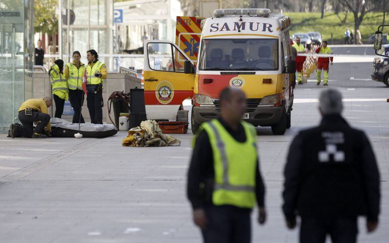 GRA054 MADRID, 28/3/2015.-Los especialistas en desactivación de artefactos explosivos (Tedax) de la Policía Nacional inspeccionan hoy en la oficina de correos del Palacio de Cibeles, en el centro de Madrid, sede del Ayuntamiento, un sobre con una &quot;sustancia sospechosa por riesgo biológico&quot;.Fuentes de la Jefatura Superior de Policía han confirmado a Efe que los TEDAX han acudido a la oficina de Correos en el madrileño Paseo del Prado para comprobar el contenido de dicho paquete, después de haber recibido el aviso hacia las 10:00 horas. En La foto, una ambulancia del SAMUR en la calle Montalbá, cerrada al tráfico.EFE/Sergio Barrenechea