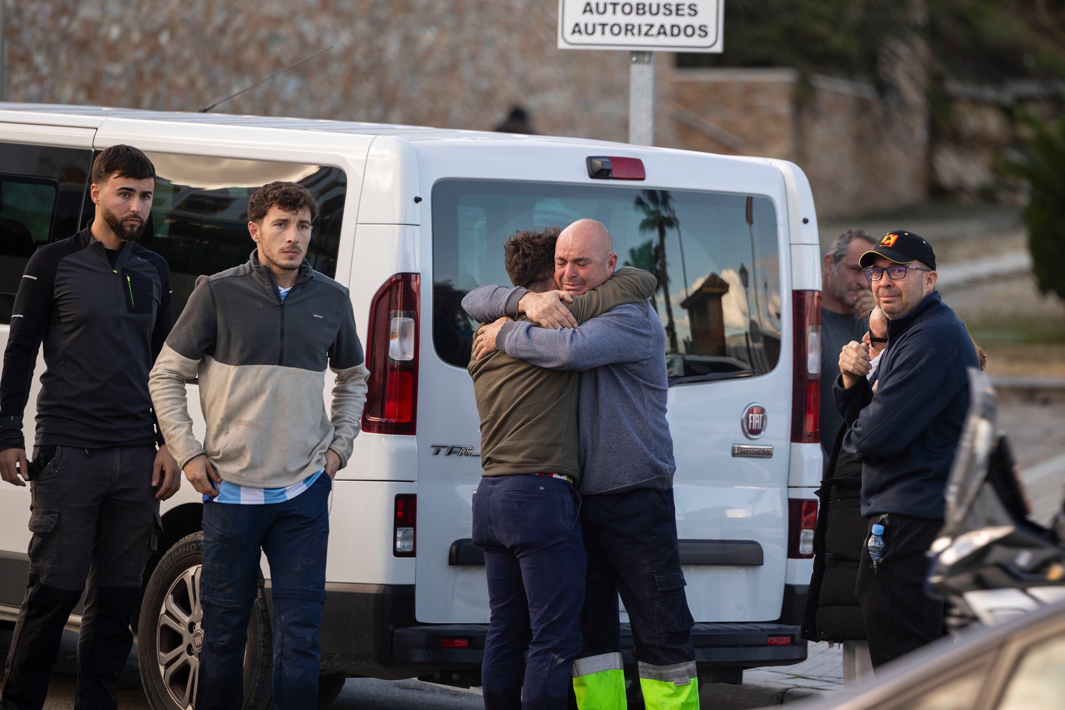 ALHAURÍN EL GRANDE (MÁLAGA), 29/12/2025.- Dos hombres se consuelan tras aparecer el cuerpo sin vida del segundo desaparecido por el temporal de lluvias en Alhaurín el Grande (Málaga) que ha sido localizado este lunes en las tareas de búsqueda que se desarrollaban a lo largo del río Fahala. EFE/Carlos Díaz